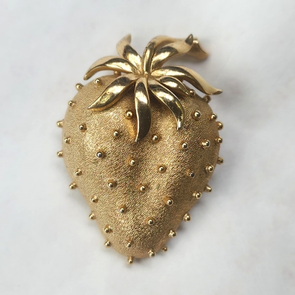 Crown TRIFARI Signed Gold Tone Strawberry Berry Fruit Vintage Brooch Pin - Picture 1 of 5